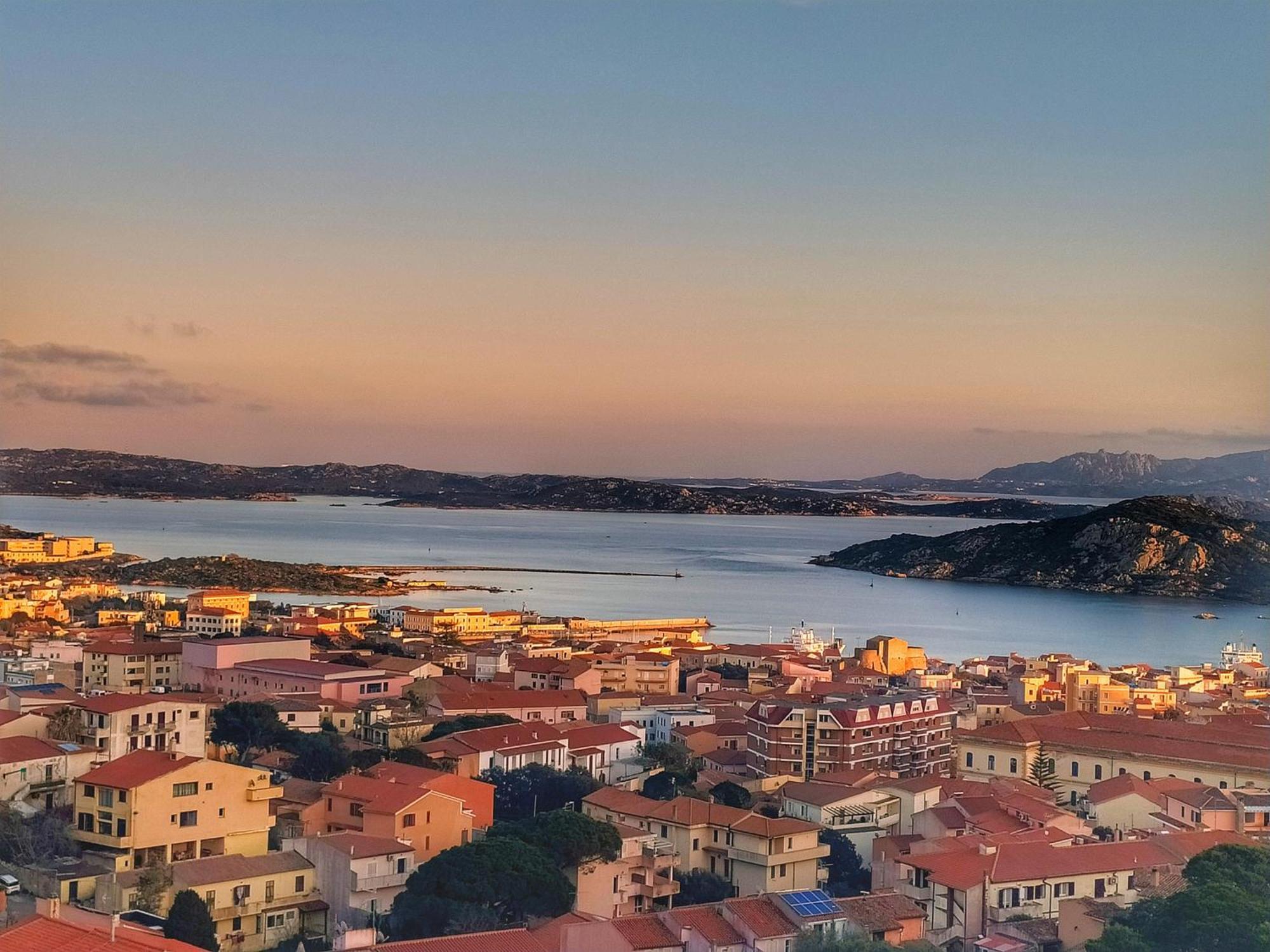 Appartamento Vista Mare A La Maddalena Ла-Маддалена Экстерьер фото
